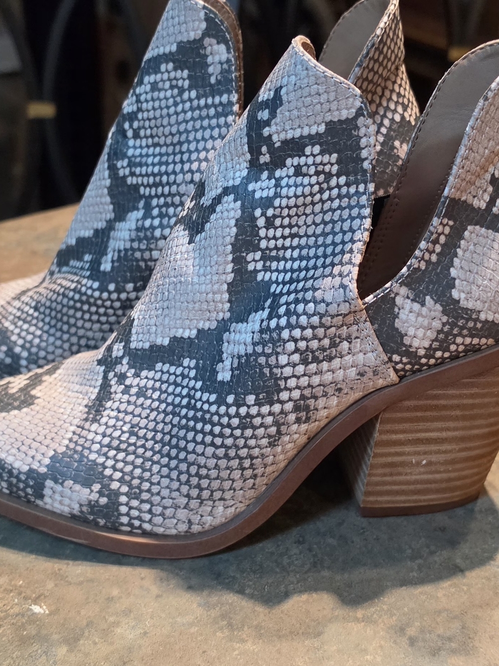 Women's Steve Madden Gray & White Snakeskin Cutout Ankle Booties Sz 8.5